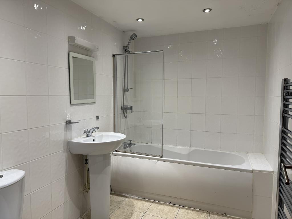 Lot: 159 - SUBSTANTIAL FREEHOLD INVESTMENT - Vacant Flat B Bathroom with white suite